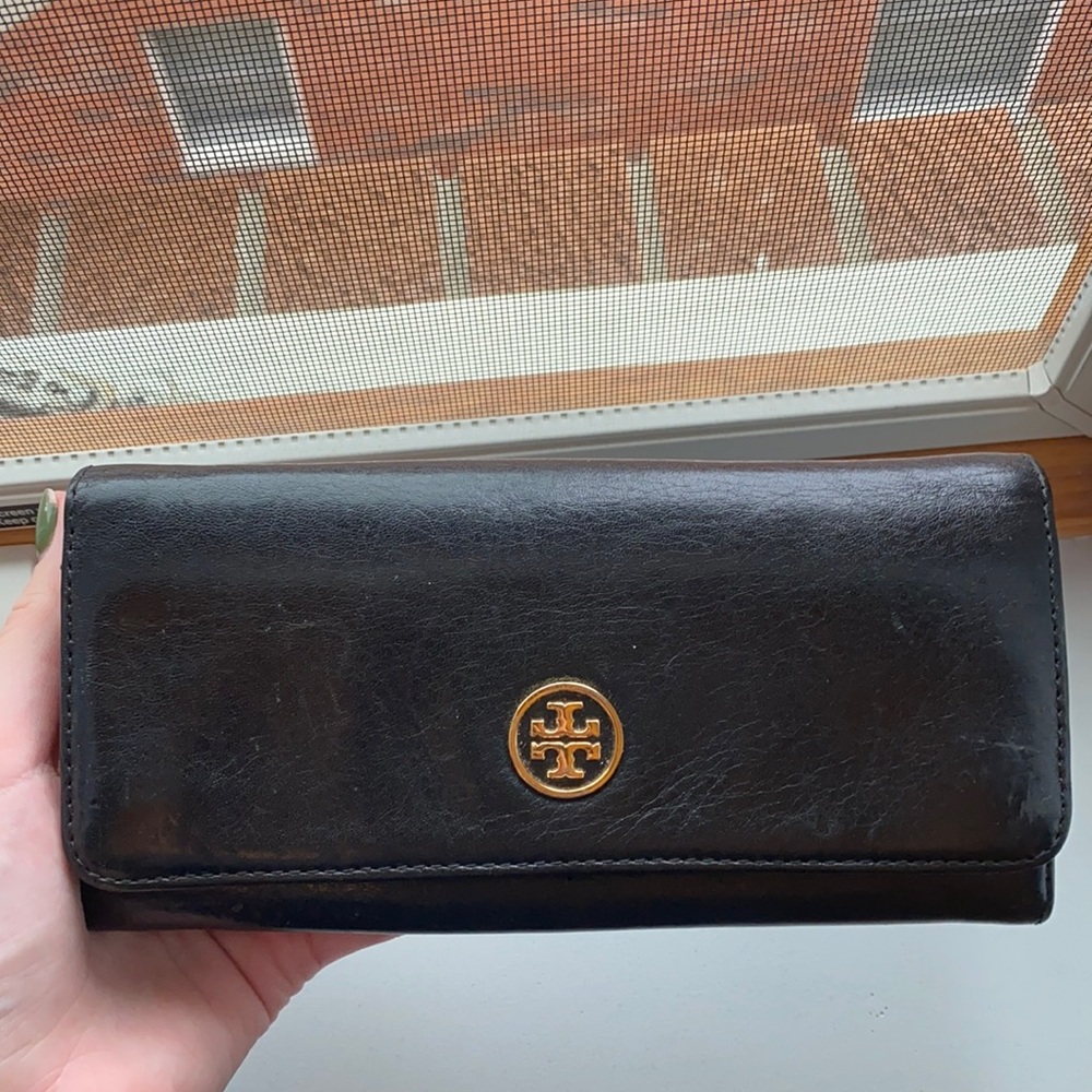 BLACK LEATHER TORY BURCH WALLET !
